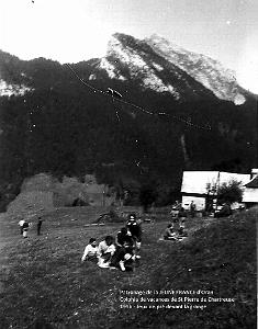 COLO JEUNE FRANCE 1956 jeux de pre devant grange
